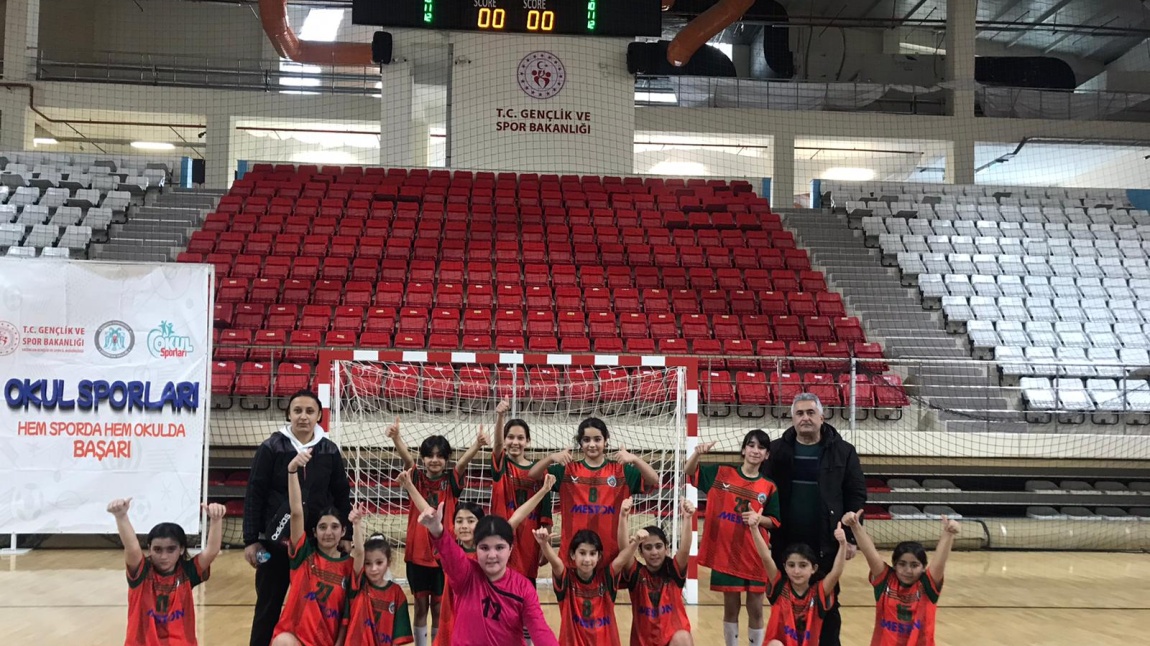 Okulumuz Hentbol Takımı Erzincan ilinde Gümüşhane Hentbol takımını 6'ya 8 yenmiştir.