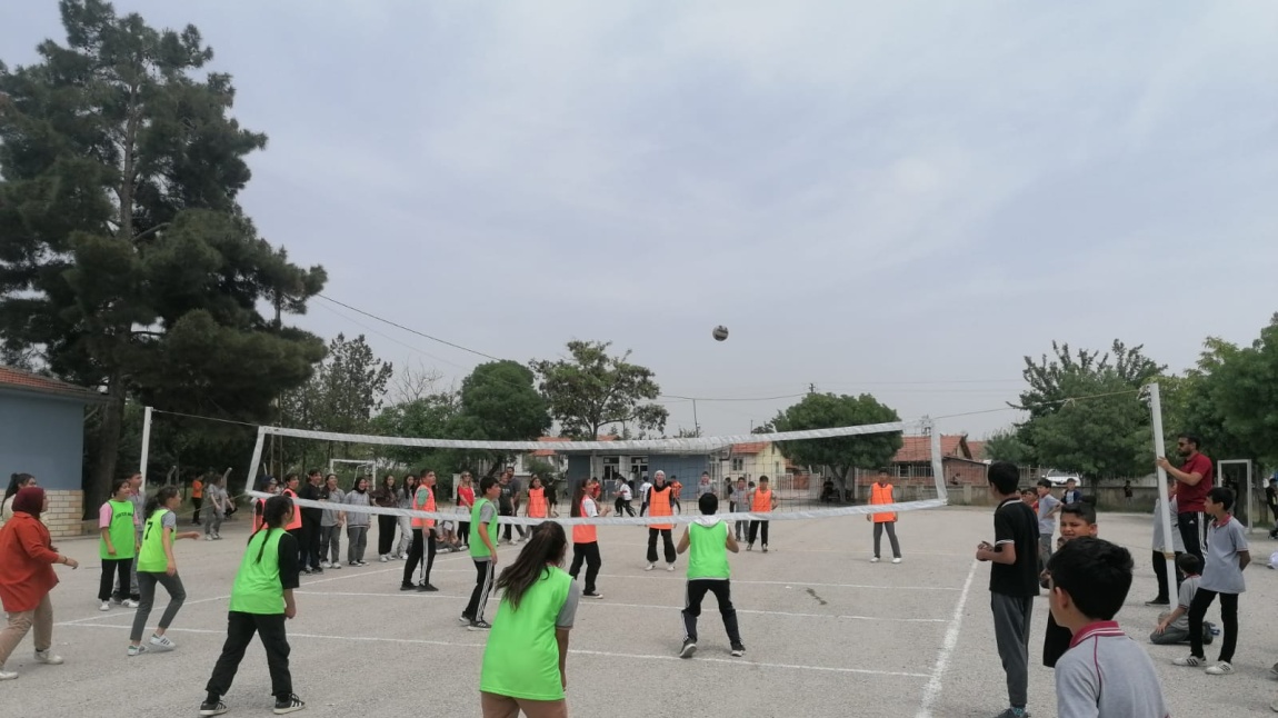 Okulumuzda bahar turnuvası kapsamında voleybol maçları başlamıştır.